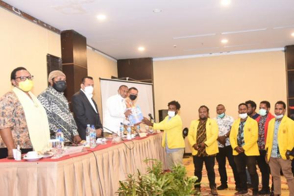Wakil Ketua Tim Pansus RUU Otsus Papua Yan Permenas Mandenas memahami pro dan kontra dalam revisi terbatas Undang-undang Otonomi Khusus (Otsus) Papua.