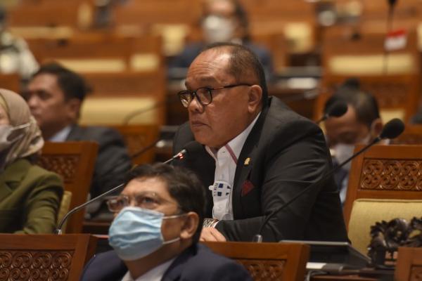 Wakil Ketua Komisi II Junimart Girsang menyoroti persoalan konflik lahan di beberapa kawasan di Indonesia yang saat ini terjadi.