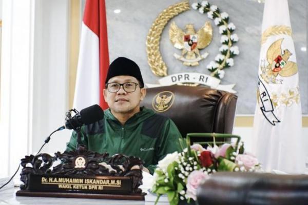 Wakil Ketua DPR Bidang Korkesra Abdul Muhaimin Iskandar meminta pemerintah untuk mempercepat vaksinasi.