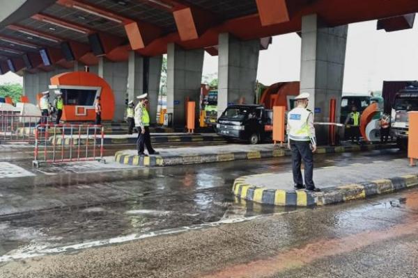Empat hari pemberlakuan larangan mudik, belasan ribu kendaraan diputar balik Polda Metro Jaya.