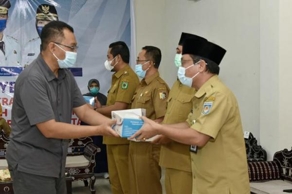 Gubernur Nusa Tenggara Barat (NTB) Zulkieflimansyah menyalurkan 4.800 unit alat rapid antigen Covid-19 kepada 10 kabupaten/kota se-NTB.