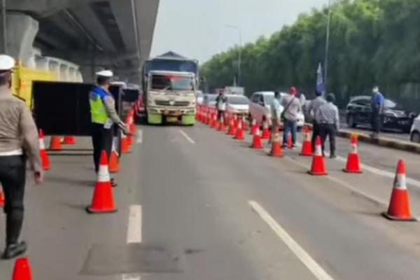 Libur natal dan tahun baru lebih baik di rumah saja. Polri gelar Operasi Lilin.