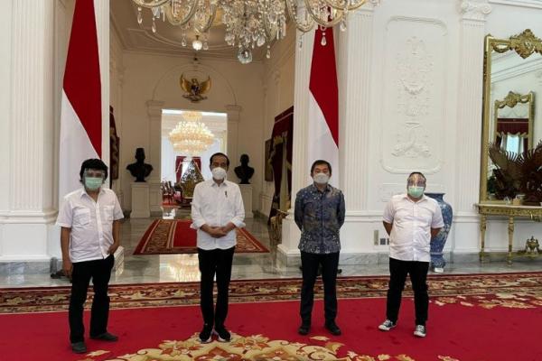 Politisi PDI Perjuangan, Adian Napitupulu, bersama sejumlah tokoh mantan aktivis `98, yakni Mustar Bona Ventura dan Fendy Mugni, menemui Presiden Joko Widodo, di Istana Negara, Jakarta, Senin (10/5).