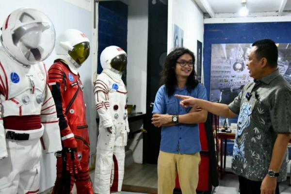 Di dunia nyata, Indonesia pernah memiliki dua orang astronot, Pratiwi Sudarmono dan Taufik Akbar. Keduanya gagal berangkat karena insiden pesawat ulang alik Challenger di tahun 1986.