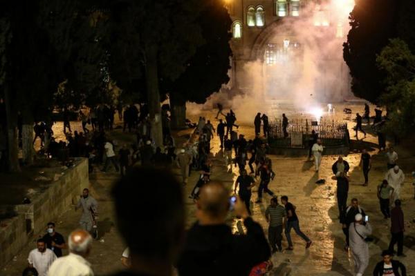 Sedikitnya 100 orang pada hari Minggu terluka setelah polisi Israel menembakkan peluru plastik dan bom suara setelah waktu sholat subuh di masjid Al Aqsa.