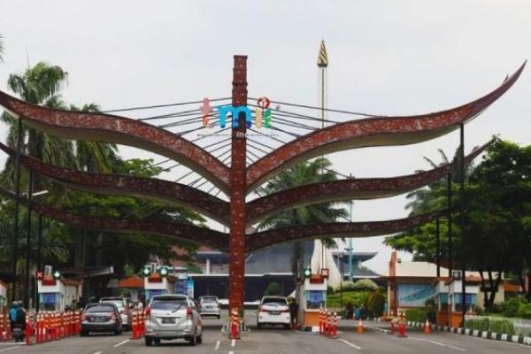 Yayasan Harapan Kita (YHK). menyerahkans ecara resmi pengelolaan TMII ke negara. 