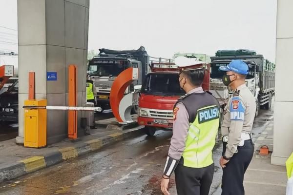 Polisi melakukan tindakan tegas dengan memutarbalikkan kendaraan yang hendak mudik. 