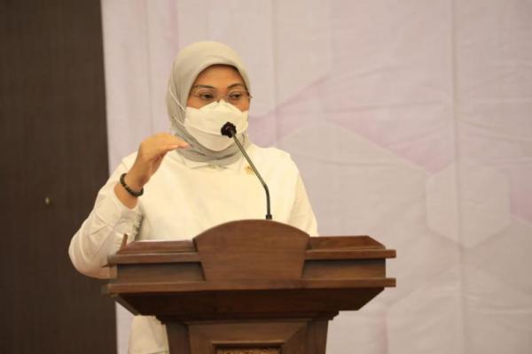 Dalam sambutannya, Ida Fauziyah mengatakan salah satu aspek program Desmigratif yang ingin diperkuat adalah fasilitasi pembentukan komunitas pembangunan keluarga (community parenting).