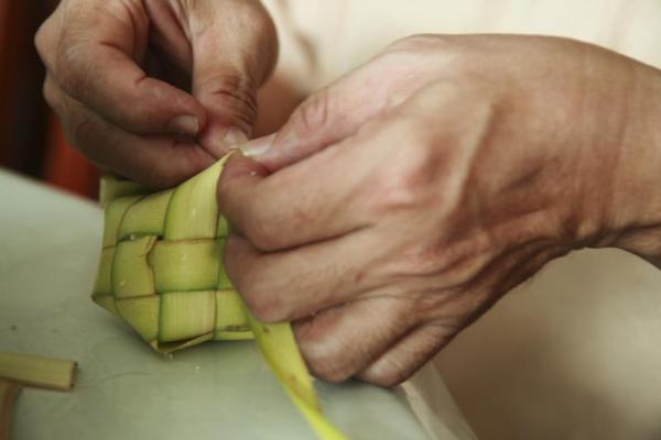 Beras dan anyaman selongsong ketupat adalah bahan yang wajib disediakan untuk membuat ketupat. Jika tidak bisa membuat sendiri, anyaman selongsong dapat bunda pesan di pasar, tukang sayur depan rumah, atau membeli via e-commerce.