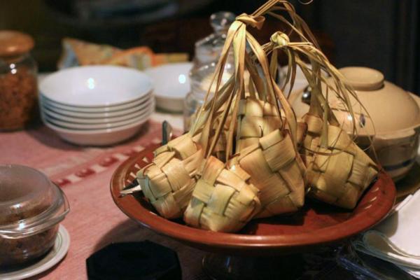 Ketupat sudah menjadi hidangan wajib setiap hari lebaran. Bahkan biasanya ketupat dijadikan simbol kemenangan umat Islam, pasca satu bulan berpuasa.