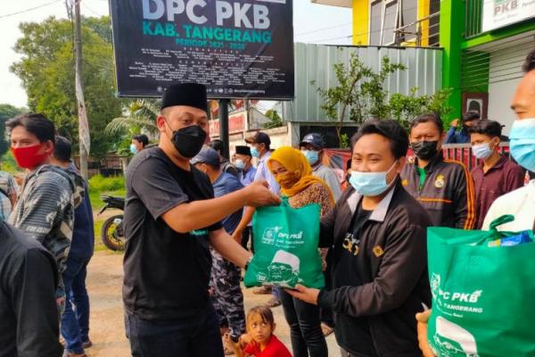  Dewan Pengurus Cabang Partai Kebangkitan Bangsa (DPC PKB) Kabupaten Tangerang menutup agenda Ramadan dengan berbagi paket sembako kepada masyarakat.
