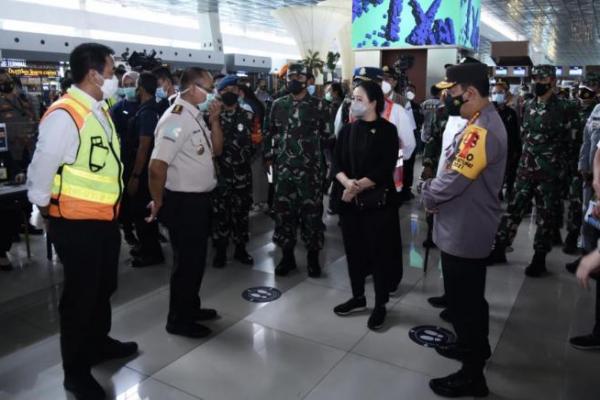 Ketua DPR RI Puan Maharani meninjau Bandara Soekarno Hatta, di Banten, untuk mengawasi pelaksanaan larangan mudik yang diterapkan pemerintah. Peninjauan dilakukan untuk memastikan aturan mudik dan penanganan Covid-19 berjalan baik.
