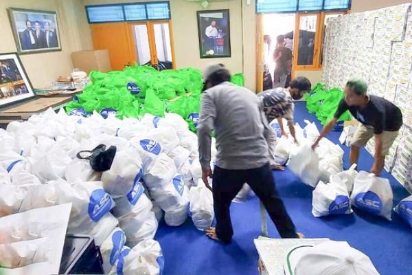 Di bulan Ramadan ini, Anggota DPR RI asal Tanjung Priok, Ahmad Sahroni bersama lembaga sosial binaannya Ahmad Sahroni Center Peduli telah menyalurkan bantuan ke berbagai daerah di Jakarta Utara dan Jakarta Barat.