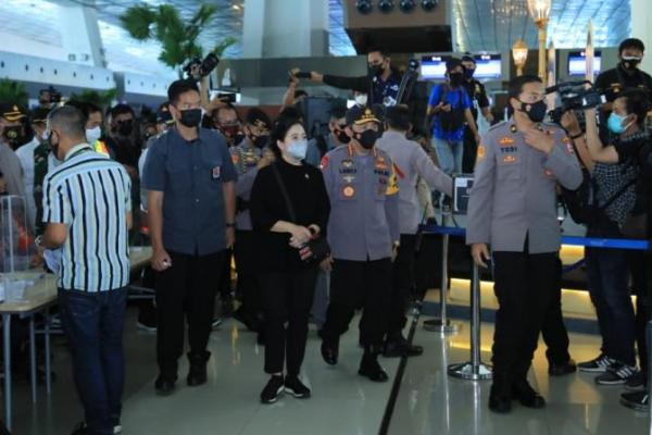 Kapolri Jenderal Pol Listyo Sigit Prabowo meminta aparat dan jajaran yang bertugas di Bandara Soekarno-Hatta untuk memperketat pengawasan Prokes bagi penumpang yang datang dari luar kota maupun luar negeri.