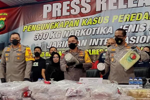 Polisi mendalami jaringan peredaran sabu seberat 310 Kg terkait dengan jaringan teroris.