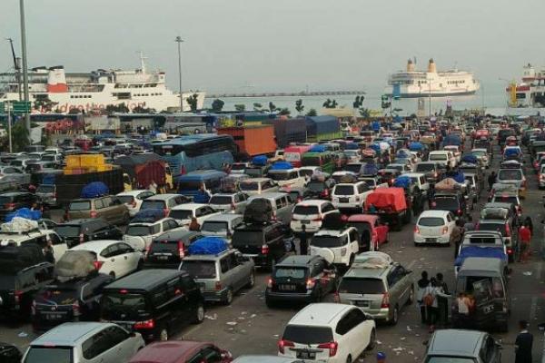 Petugas pelabuhan melaporkan kuota tiket penyeberangan dari Merak ke Bakauheni sudah terjual habis