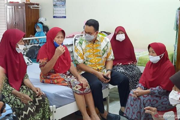 Gubernur DKI Jakarta Anies Baswedan mengunjungi tiga panti asuhan yang dikelola oleh Pemerintah Provinsi (Pemprov) DKI di Cipayung, Jakarta Timur, pada H-1 menjelang Lebaran, Rabu (12/5).
