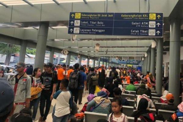 Sejumlah calon penumpang di Stasiun Pasar Senen, Jakarta, menukarkan tiketnya kembali dengan uang (refund) setelah gagal berangkat pada H-1 Lebaran.