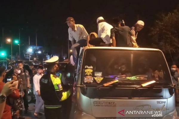 Satgas Penanganan COVID-19 Kabupaten Bogor, Jawa Barat membubarkan rombongan jamaah takbir keliling yang menggunakan kendaraan truk saat melintas di jalur Puncak, Rabu (12/5).