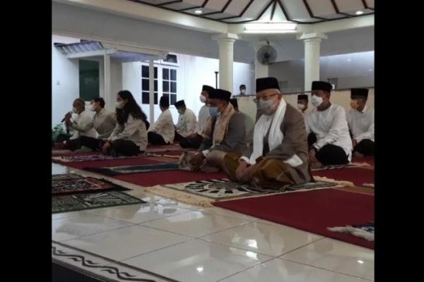 Wakil Presiden RI Ma`ruf Amin melaksanakan Shalat Idul Fitri dengan menerapkan protokol kesehatan yang ketat, di pendopo kediaman resmi Wapres, Jalan Diponegoro Nomor 2 Jakarta.