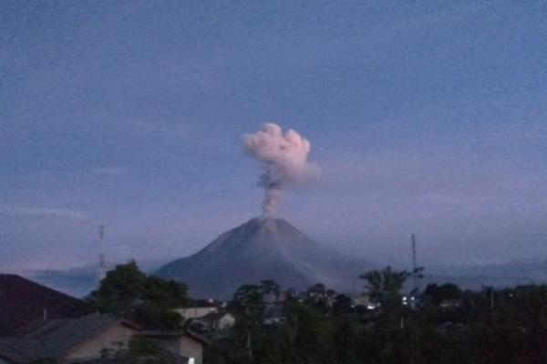 Gunung Sinabung di Kabupaten Karo, Sumatera Utara, kembali mengalami erupsi sebanyak tiga kali pada Kamis (13/5). Maksimal jarak luncur abu vulkanik setinggi 1.000 meter ke arah timur.