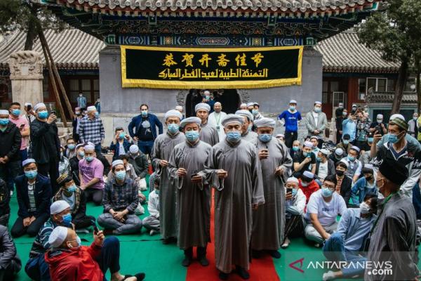 Jamaah shalat Idul Fitri di beberapa masjid di China pada Kamis membeludak seperti pada tahun-tahun sebelum pandemi COVID-19.