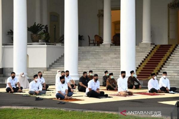 Presiden Jokowi bersama Ibu Negara Iriana Jokowi menunaikan shalat Idul Fitri 1442 Hijriah di halaman Gedung Induk Istana Kepresidenan Bogor.