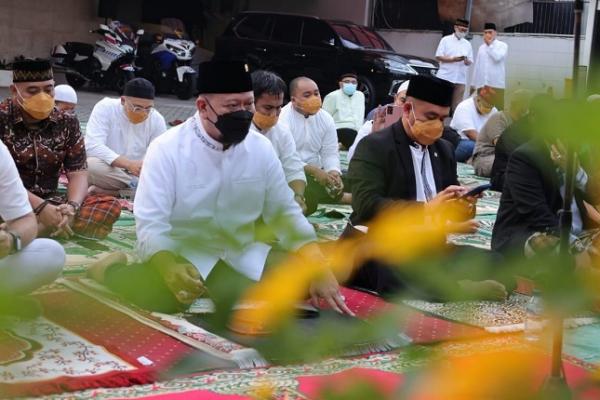 Ketua DPD RI, AA LaNyalla Mahmud Mattalitti, menggelar Salat Idul Fitri 1 Syawal 1442 Hijriah di rumah dinas, di kawasan Kuningan, Jakarta Selatan.