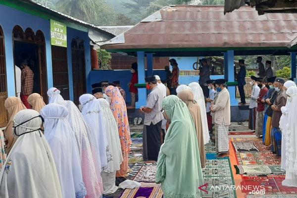 Penganut Islam Aboge (Alif Rebo Wage) melaksanakan Shalat Id dalam rangka merayakan Hari Raya Idul Fitri 1 Syawal 1442 Hijriah yang tersebar di berbagai wilayah Kabupaten Banyumas, Jawa Tengah, Jumat (14/5).