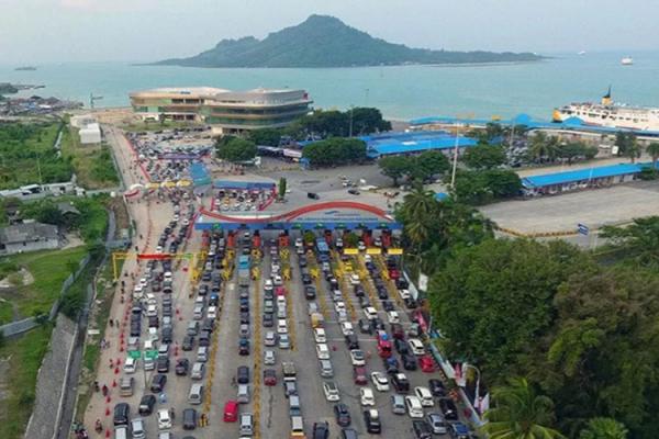 Jumlah penumpang yang menyeberang dari Pelabuhan Bakauheni, Lampung Selatan menuju Merak pada H-3 arus mudik Lebaran tercatat 217 ribu orang.