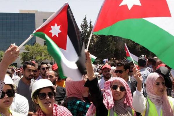 Ribuan warga Yordania berbaris ke perbatasan dengan Palestina untuk mendukung mereka yang menentang pendudukan.