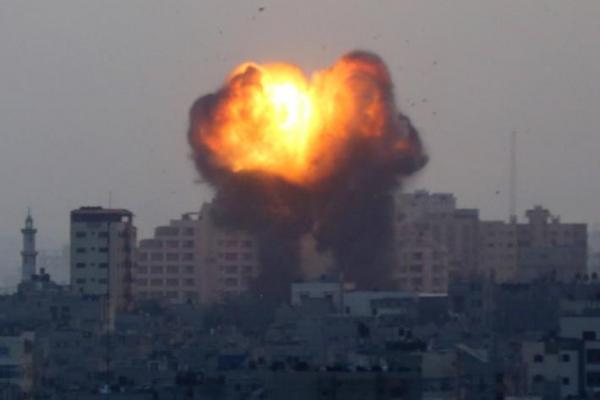 Sekitar 450 telah jatuh di Jalur Gaza, sementara sistem anti-rudal Iron Dome telah mencegat lebih dari 1.000, menurut tentara.