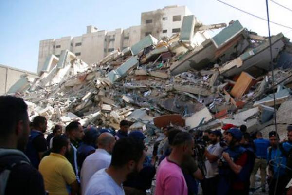 Menara al Jalaa di Kota Gaza, yang digunakan oleh kantor berita Al Jazeera, Associated Press (AP), dan yang lainnya, dihantam dua kali pemboman Israel sekitar pukul 13.15 pada Sabtu (15/5).