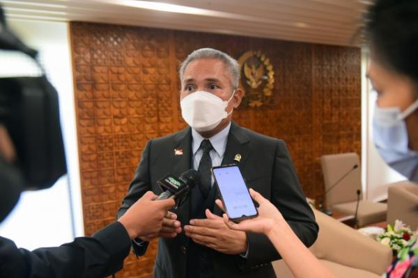 Kalangan dewan menilai pengawasan dari otoritas keuangan dan hukum atas maraknya pinjaman online sangat lemah.