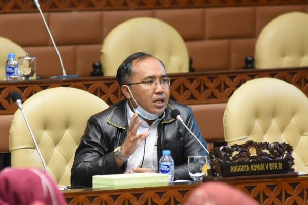 Anggota DPR RI Komisi V dari Dapil Nusa Tenggara Barat II, Suryadi Jaya Purnama berhasil meraih penghargaan TOP Legislator Award 2022 For Personal Branding.