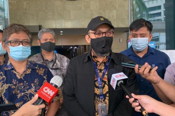 75 pegawai yang melaporkan seluruh pimpinan KPK merupakan pegawai tidak lulus dalam asesme TWK dan saat ini dibebastugaskan oleh Firli Bahuri.