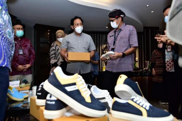 Tidak hanya dikenal di luar negeri, di Indonesia juga terdapat sejumlah produsen yang memproduksi sepatu tersebut.