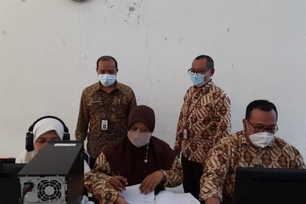 Sebelum kegiatan berlangsung, seluruh Tim Pewawancara dan Panitia PMB terlebih dahulu menandatangani Pakta Integritas sebagai wujud komitmen untuk melaksanakan wawancara dengan objektif, transparan, dan akuntabel.