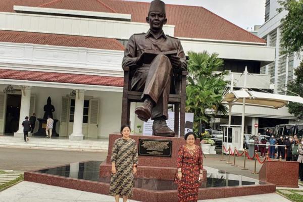 Ketua DPR RI Puan Maharani menghadiri acara peresmian patung Presiden pertama Republik Indonesia Ir. Soekarno di Gedung Lembaga Ketahanan Nasional (Lemhannas), Jakarta, Kamis, (20/5).