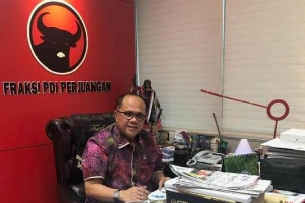 Legislator PDI Perjuangan Junimart Girsang mengajak seluruh wakil rakyat di DPR RI maupun di DPRD serta para Menteri, Dirjen dan Kepala Daerah menyisihkan 50 persen gajinya, untuk membantu masyarakat terdampak Covid-19.