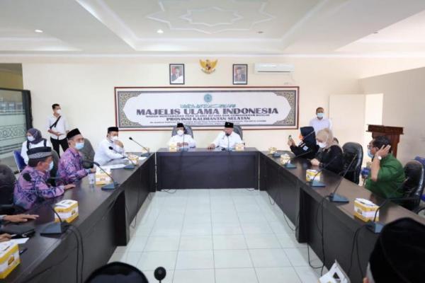 Ketua DPD RI, AA LaNyalla Mahmud Mattalitti, menyempatkan diri berkunjung ke Kantor MUI Kalimantan Selatan (Kalsel) dalam kunjungan kerjanya di Banjarmasin, Senin (24/5).