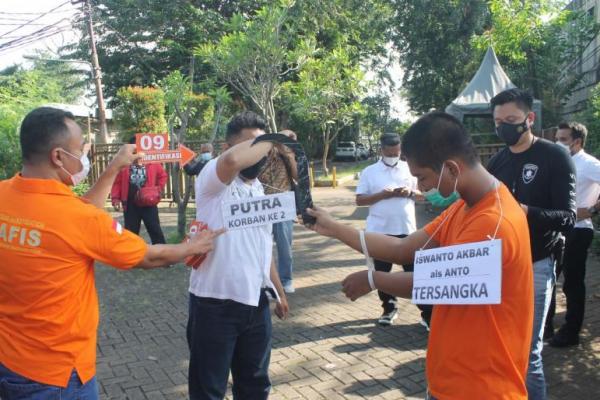 Polres Metro Jakarta Barat menggelar rekontruksi kasus futsal berdarah di Kalideres. 