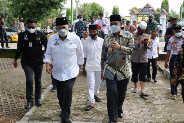 Ketua DPD RI, AA LaNyalla Mahmud Mattalitti, mengecam aksi dugaan pemotongan dana Bantuan Langsung Tunai (BLT), kantor desa di Padangloang, Kecamatan Dua Pitue, KabupatenSidrap, Sulawesi Selatan, dibakar.