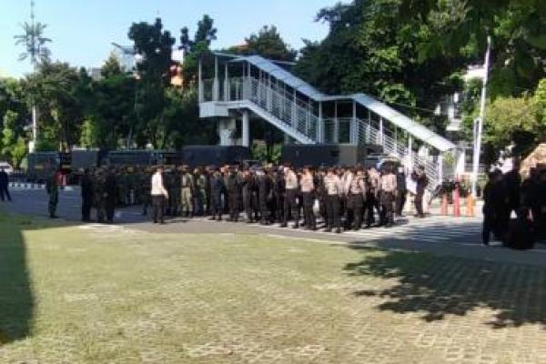 Berdasarkan pantauan Jurnas.com, puluhan pasukan pengamanan tersebut tengah bersiaga di depan Gedung KPK.