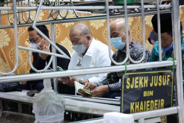 Ketua DPD RI, AA LaNyalla Mahmud Mattalitti, menyempatkan diri berziarah ke makam tokoh agama yang juga pahlawan nasional, Syekh Yusuf Al-Makassari, di Kabupaten Gowa, Kamis (27/5) malam.