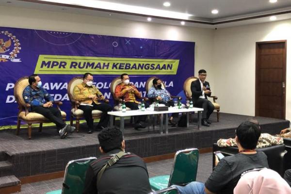 Ketua MPR RI (Majelis Permusyawaratan Rakyat Republik Indonesia) Bambang Soesatyo alias Bamsoet buku berjudul `Cegah Negara Tanpa Arah`. 