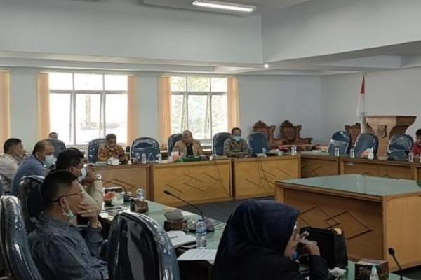 Puluhan Ketua dan Perwakilan Lembaga Ormas dan OKP yang tergabung dalam Forum Lintas Ormas dan OKP Kabupaten Dairi melakukan audiensi dengan DPRD Kabupaten Dairi.