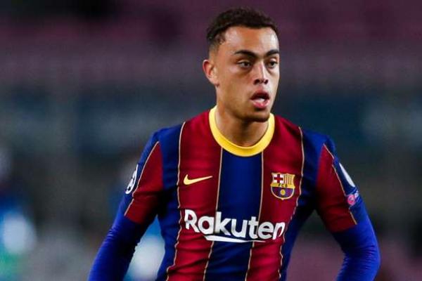 Sergino Dest saat ini hanya melakoni peran bek kanan cadangan di Barcelona sejak kedatangan Dani Alves. Tapi pemain Amerika Serikat (AS) itu tidak berpikir untuk meninggalkan Camp Nou.