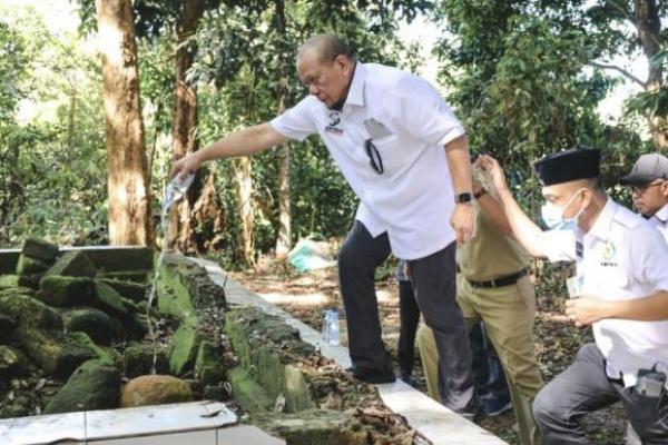 Salah satu kebiasaan yang dilakukan Ketua DPD RI AA LaNyalla Mahmud Mattalitti di sela kunjungan kerjanya adalah ziarah makam tua.
