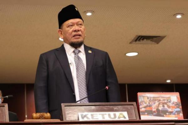 Ketua DPD RI, AA LaNyalla Mahmud Mattalitti, menyatakan keprihatinannya terhadap nasib para pedagang yang terdampak pandemi Covid-19. Pasalnya, sejumlah pedagang sampai harus mengambil risiko dengan berjualan di ruang isolasi.